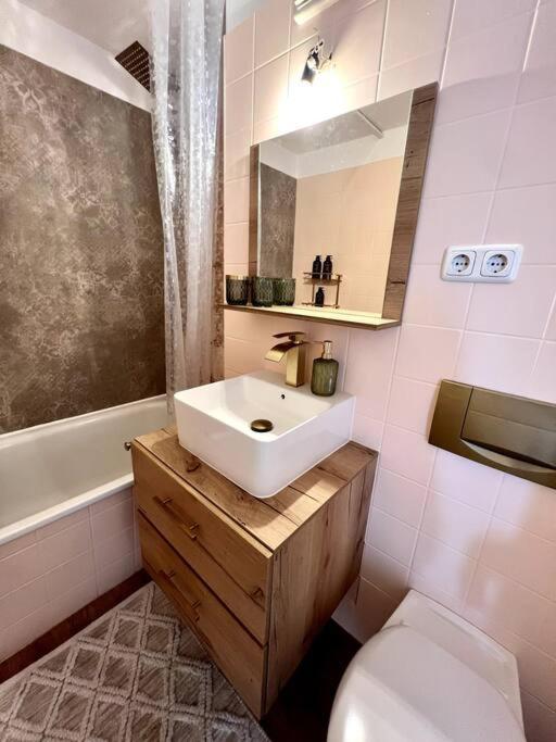 Bali Home Stylische Wohnung Mit Terrasse Schönefeld Buitenkant foto